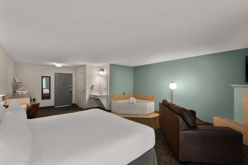 King Suite with Mobility Access and Bathtub with Grab Bars, Non-Smoking image 3