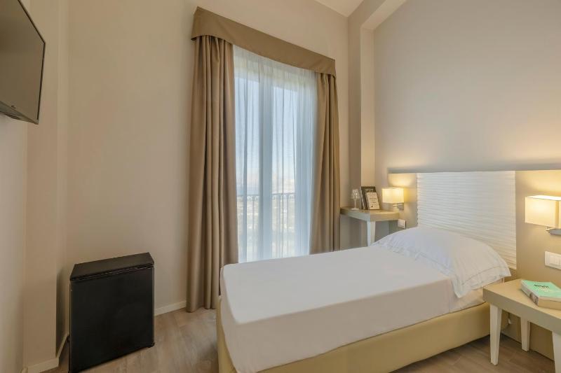 Single Room with Sea View image 4