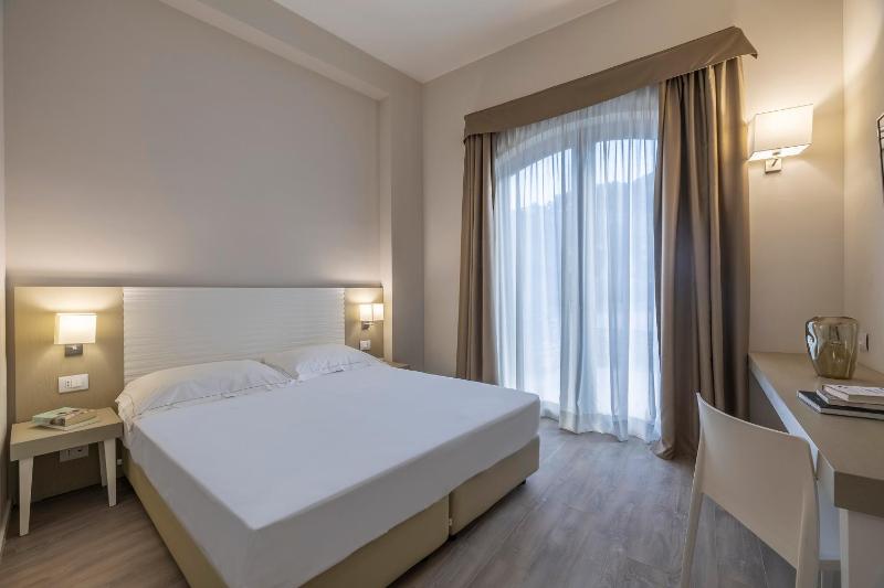 Economy Double Room image 4