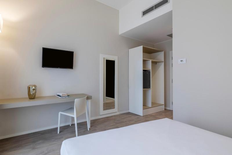 Economy Double Room image 3