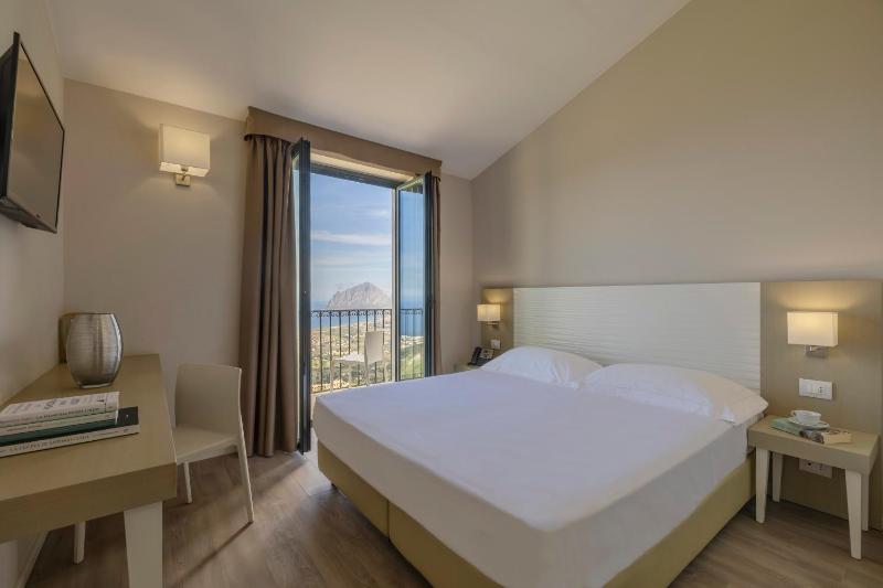 Deluxe Double Room with Balcony and Sea View image 2