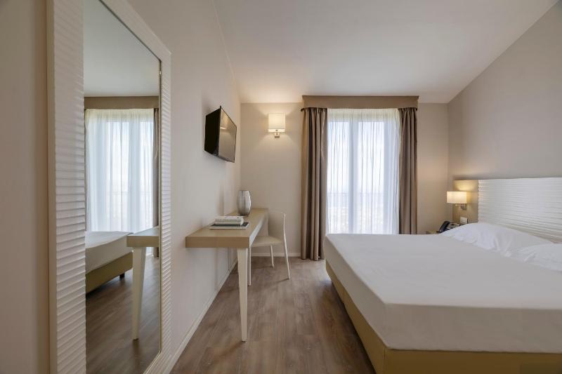 Deluxe Double Room with Balcony and Sea View image 3