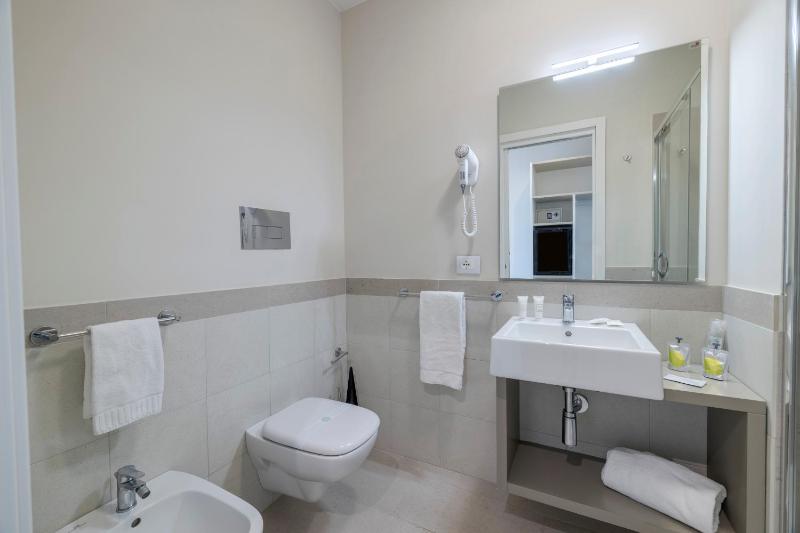 Deluxe Double Room with Balcony and Sea View image 4