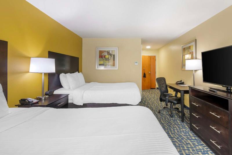 Queen Room with Two Queen Beds - Non-Smoking/Disability Access image 4