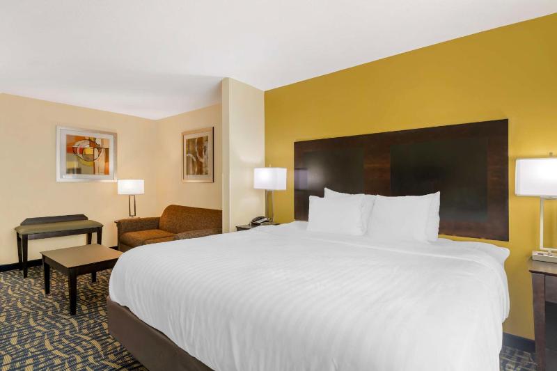 King Suite with Sofa Bed - Non-Smoking image 3