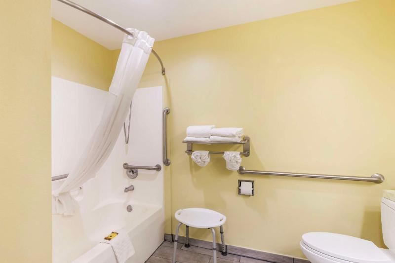 Queen Room with Two Queen Beds - Non-Smoking/Disability Access image 2