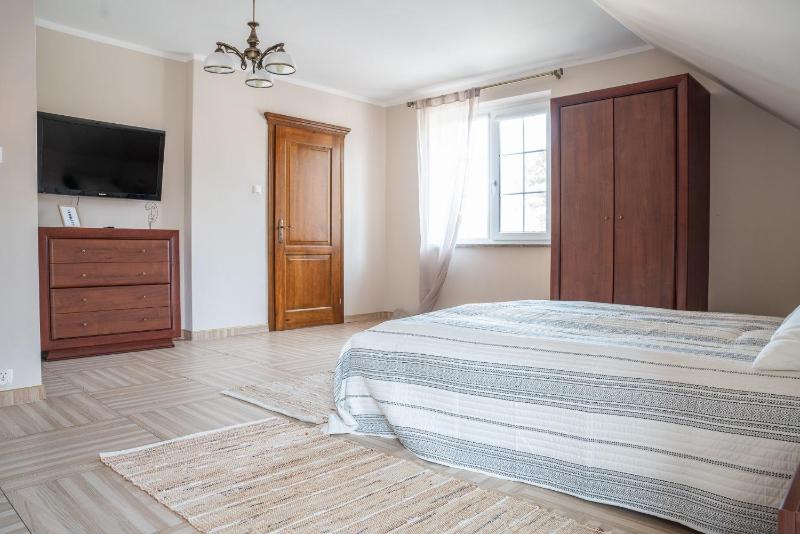 Seven-Bedroom House image 4