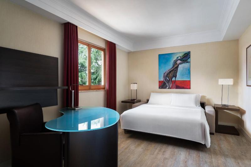 2 room Suite, 1 King, Sofa bed, St. PeterÂ´s Dome view image 3