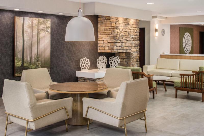Fairfield Inn & Suites by Marriott Portland Airport - image 1