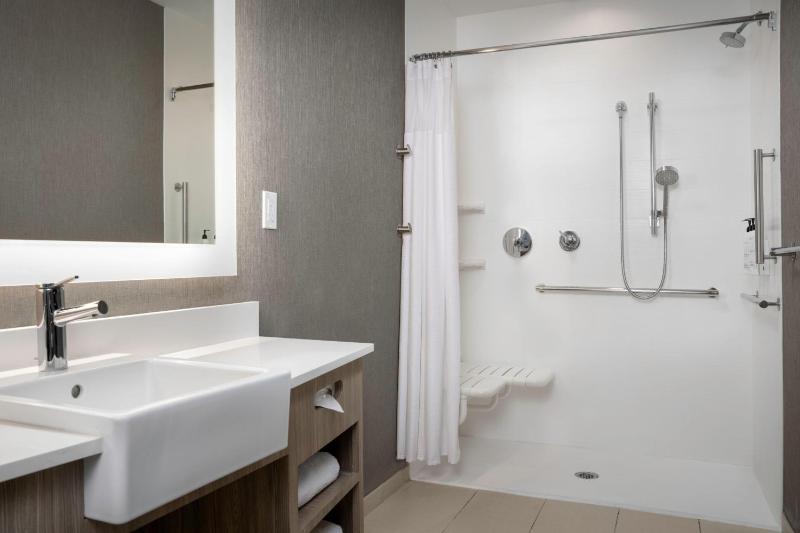 Suite with Two Queen Beds and Trundle Bed - Hearing Accessible image 4