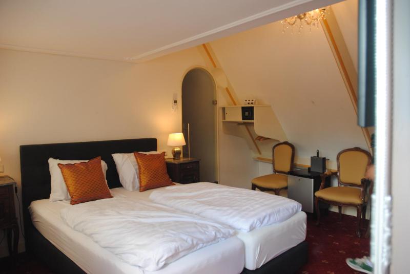 Double Room with Balcony image 1