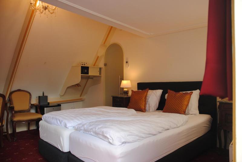 Double Room with Balcony image 2