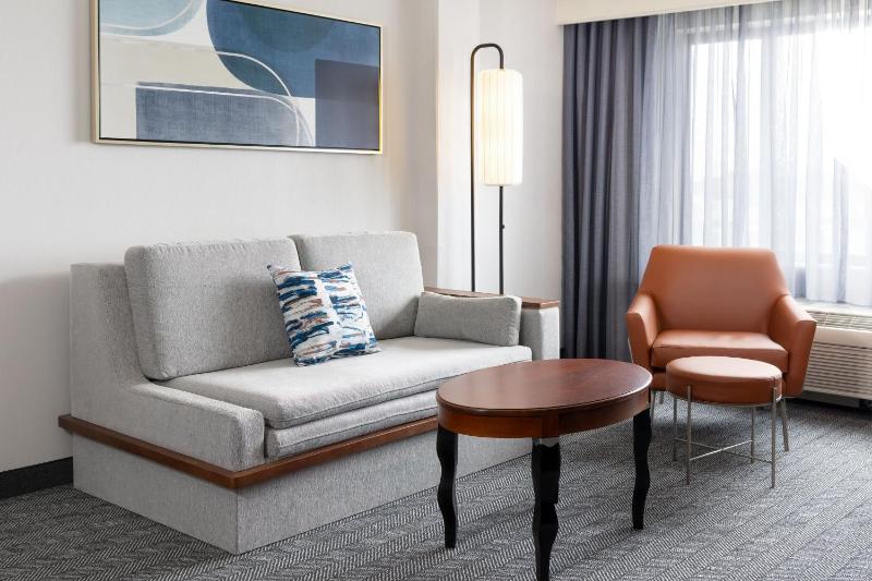 Larger Guest room, 1 King, Sofa bed image 2