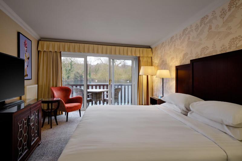 Superior King Room with Balcony and Lake View image 4