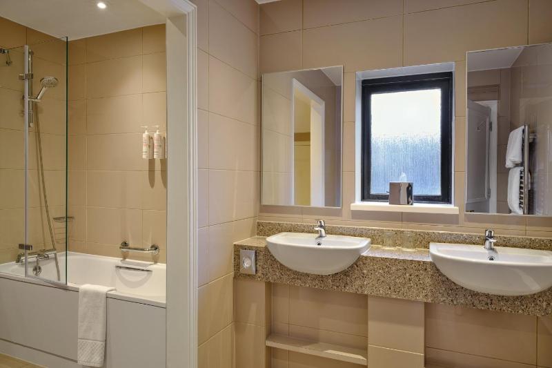 Superior King Room with Balcony and Lake View image 2