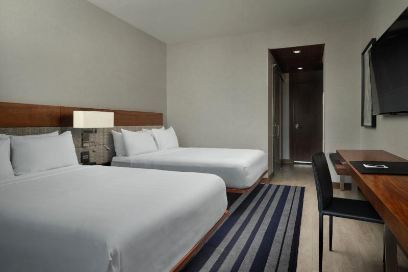 Classic Queen Room with Two Queen Beds image 4