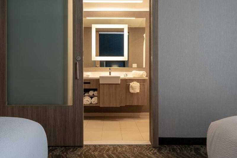 Standard Suite with Two Queen Beds image 2