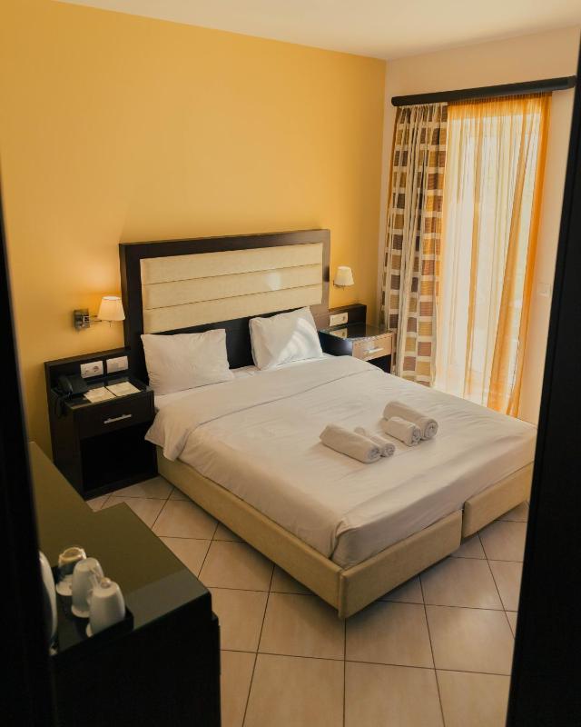 Double Room with City View image 1