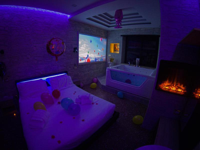 Queen Suite with Spa Bath image 4