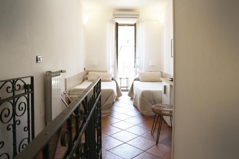 Twin Room with Sea View image 4