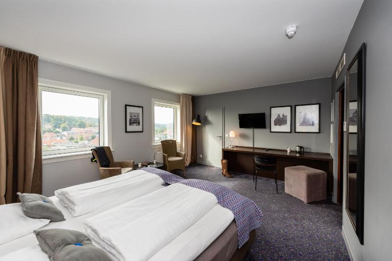 Admiral Room image 3