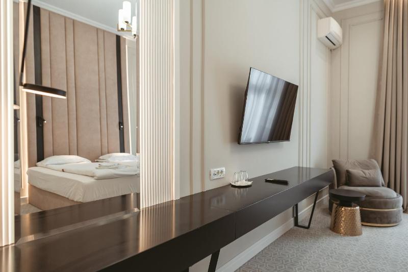 Superior King Room image 4