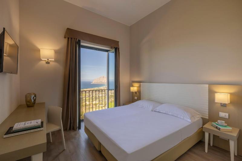 Double Room with Sea View image 3
