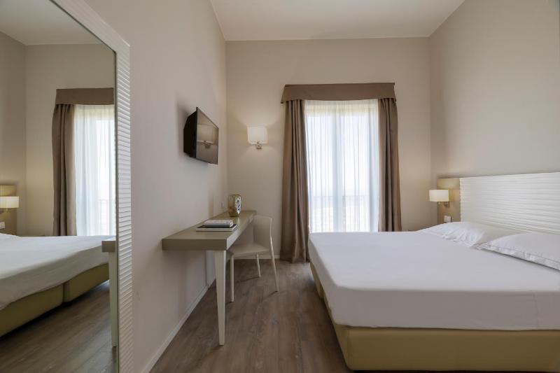 Double Room with Sea View image 2