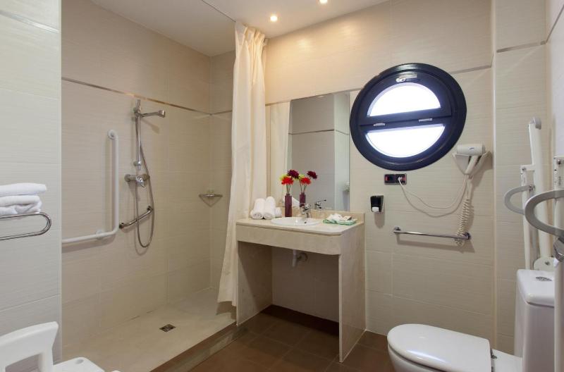 Double or Twin Room image 3