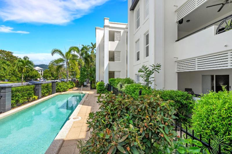 Cozy 3-Bedroom Oasis with Pool Access in Cairns - image 11