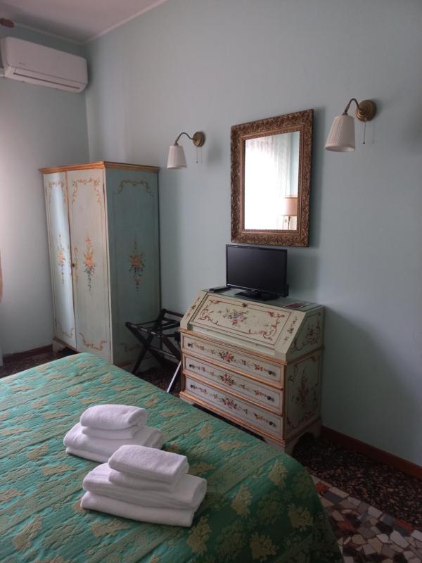 Standard Double Room with Shared Bathroom image 3