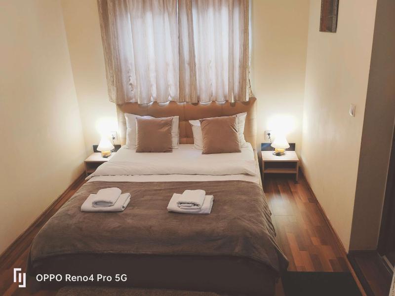 Queen Room with Spa Bath image 3