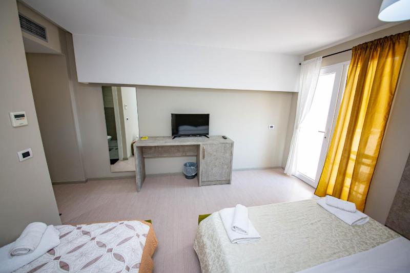 Deluxe Triple Room image 4