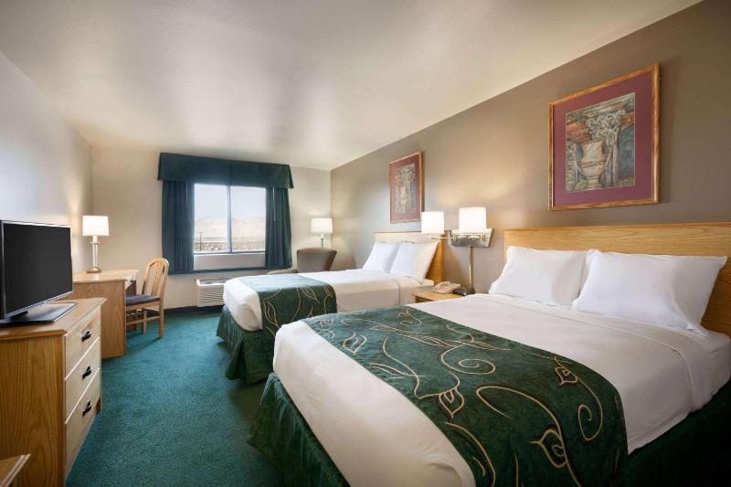 Queen Room with Two Queen Beds - Non-Smoking image 2