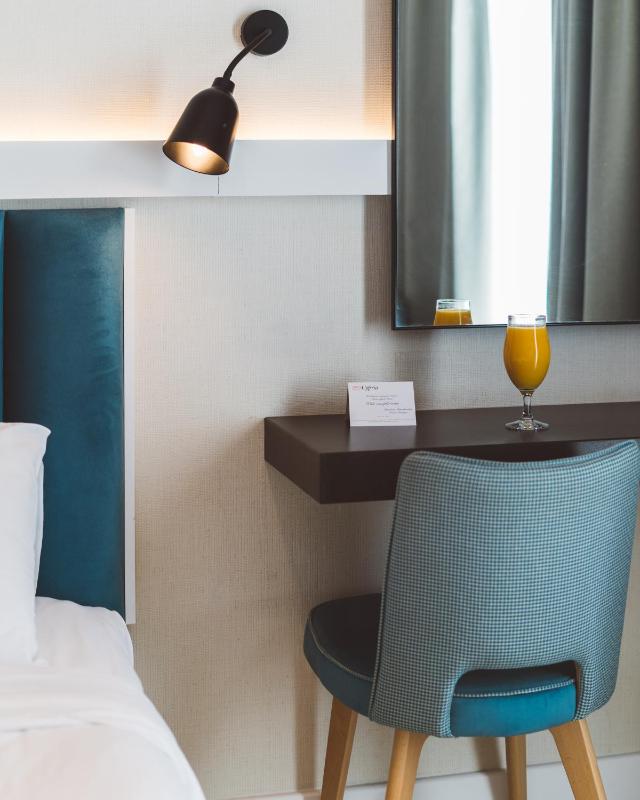 Executive Double or Twin Room with Acropolis View image 3