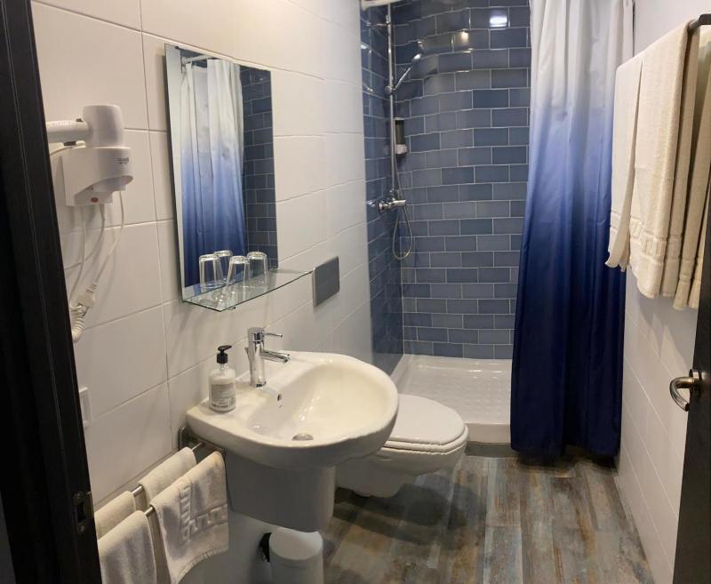 Deluxe Quadruple Room image 4