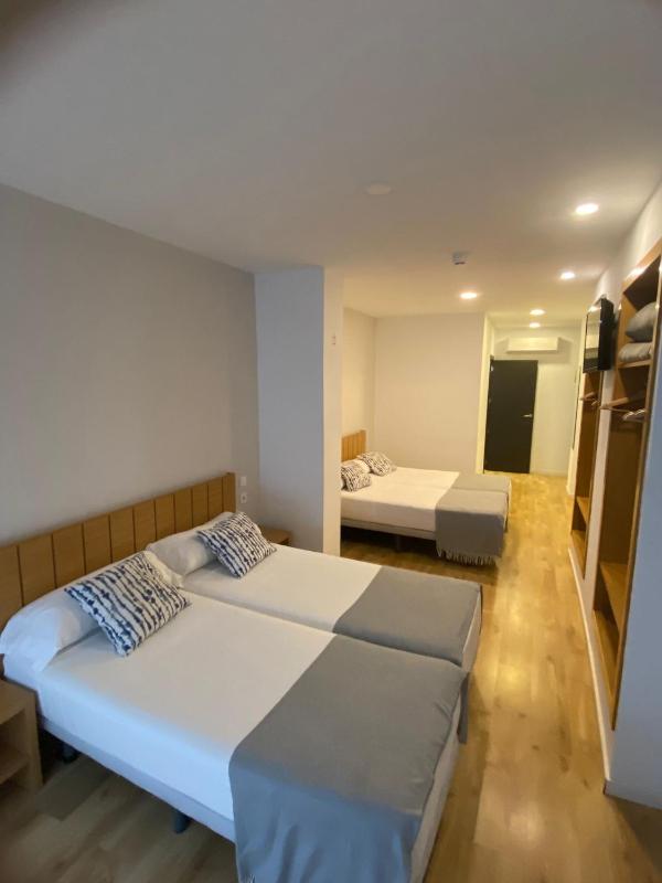 Economy Quadruple Room image 3