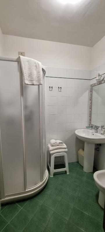 Economy Double Room image 4