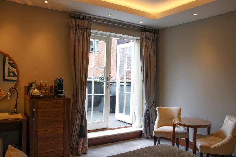 Deluxe Double Room with Balcony image 3