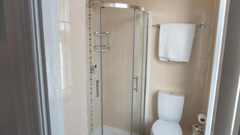 Standard Twin Room image 3