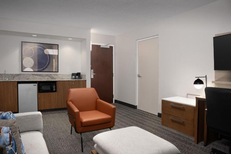 1 Bedroom Larger Suite, 1 King, Corner room, Balcony image 3