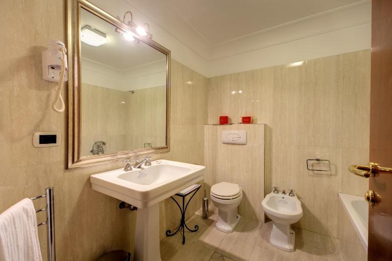 Quadruple Room image 2