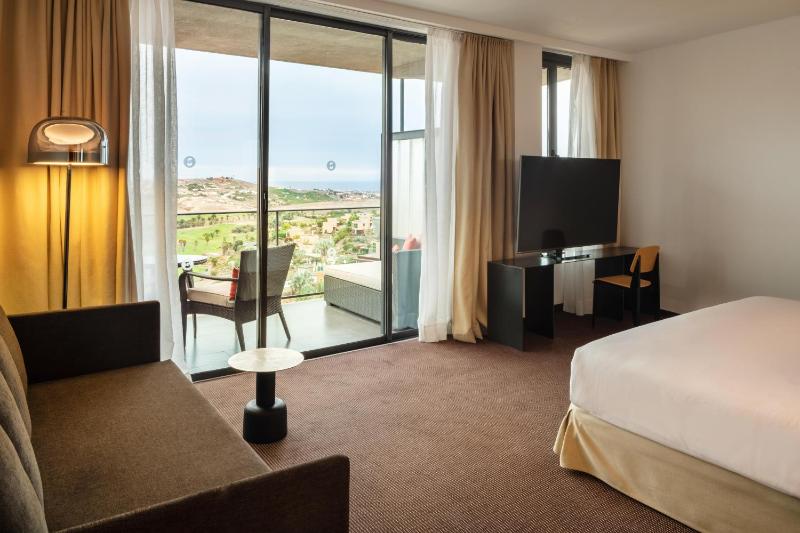 Deluxe Room (2 Adults + 1 Child) image 3