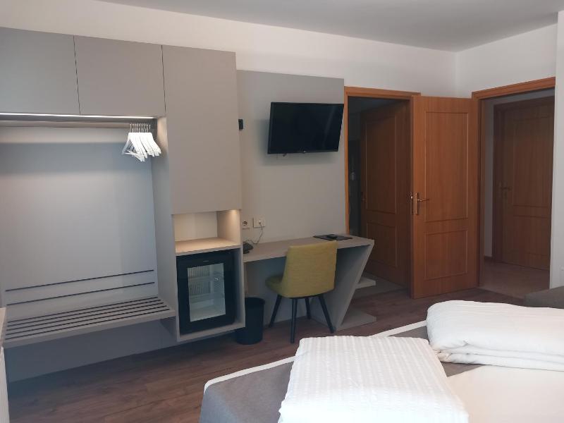 Deluxe Double or Twin Room with Lake View image 3