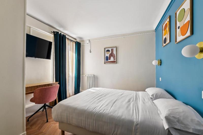 Small Double Room image 1