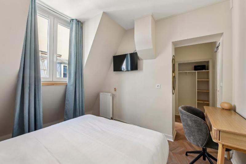 Small Double Room image 4