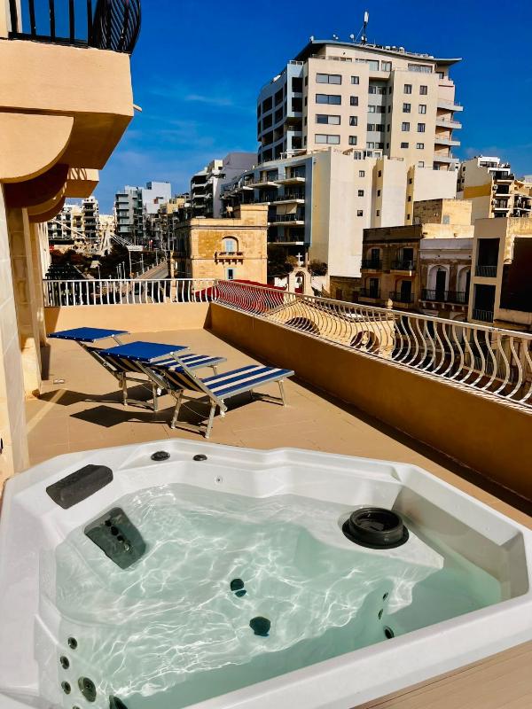 Double Room with Spa Bath image 4