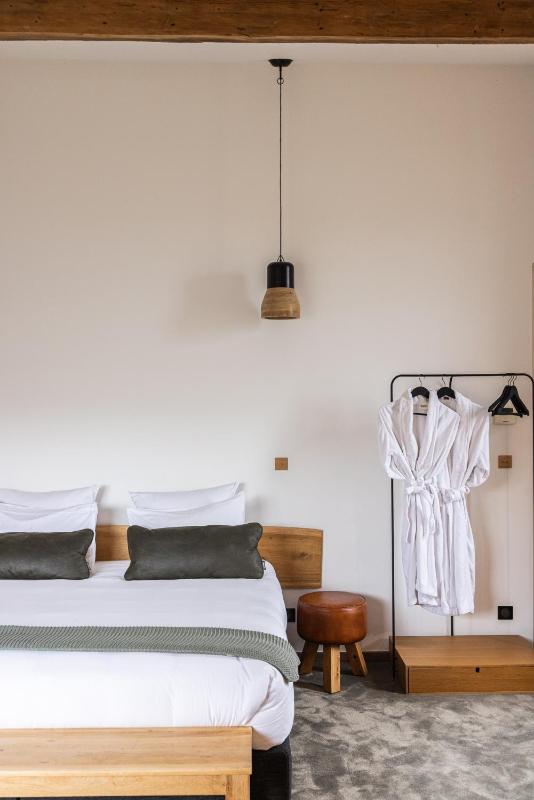 Deluxe Double Room with Balcony image 4