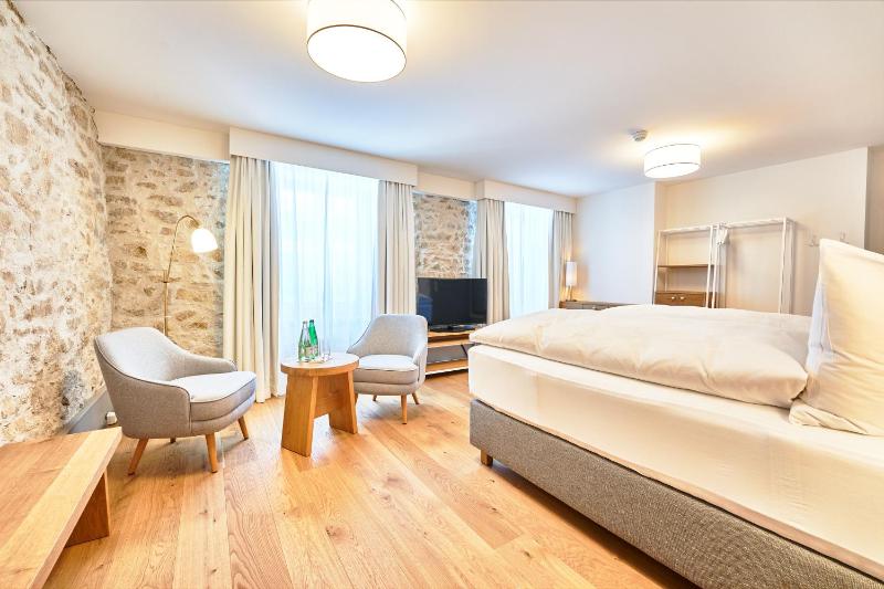 Superior King Room image 3