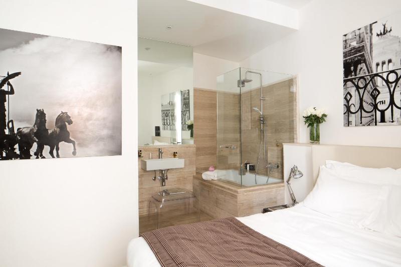 Superior Double Room image 1